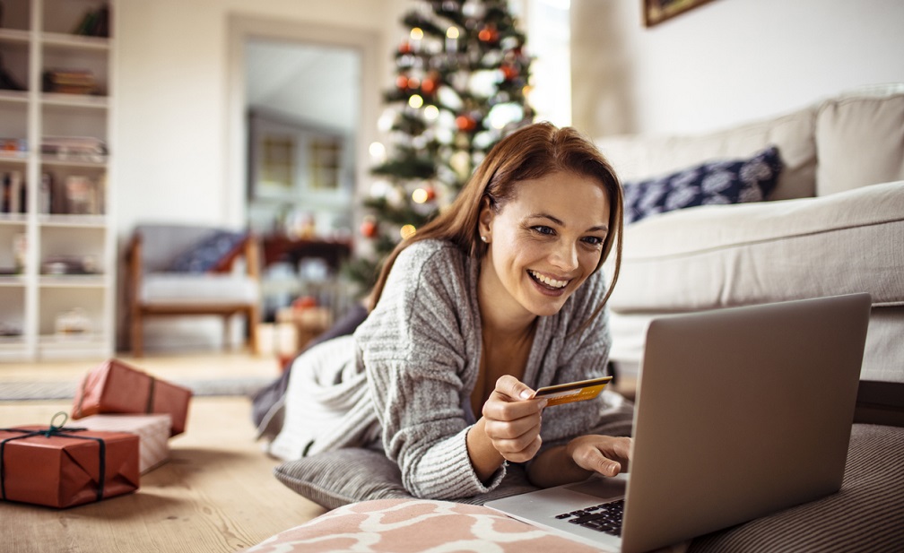 a woman holiday shopping and finding these Q4 dropshipping products
