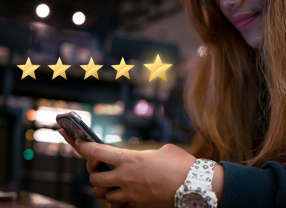 Online shopper leaving reviews and ratings as social proof